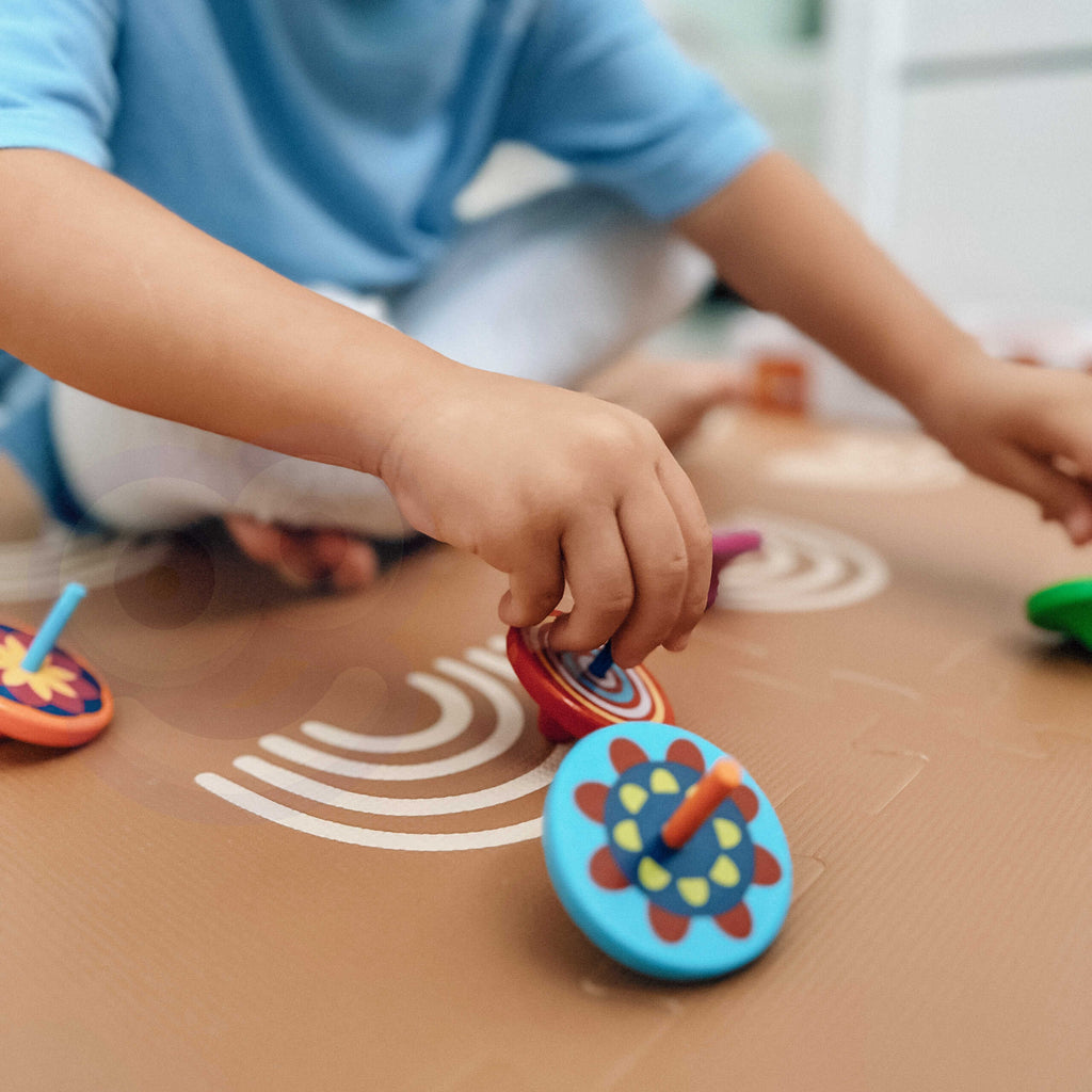 Drewniany bączek Montessori - detal